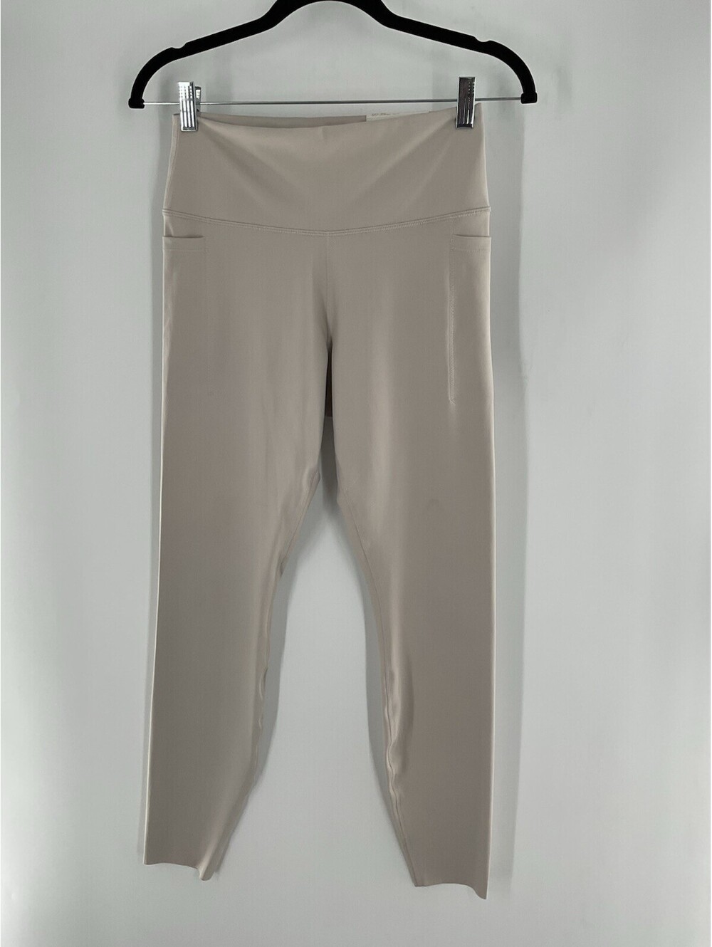 H&M Move Dry Move Women’s Size Medium Beige Athletic Pants NWT Ankle 140